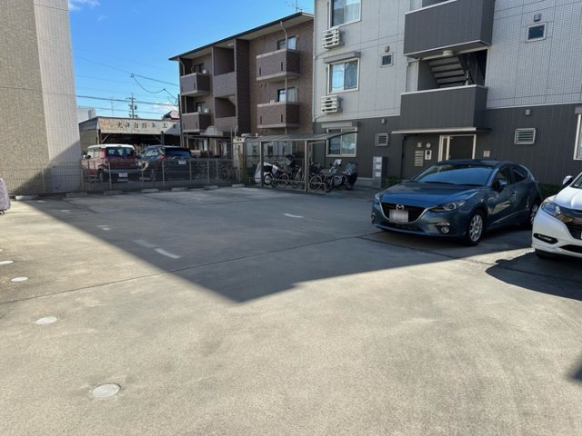 ペルテ飛鳥ＡＢ　Ｂ棟の駐車場