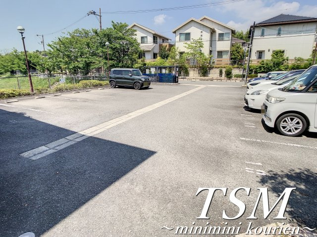 ルミエール東中振　Ａ棟の駐車場