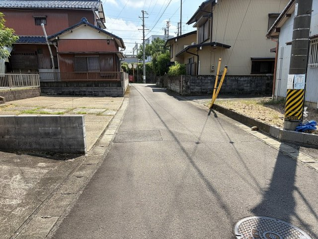 各務原市那加浜見町1丁目の前面道路含む現地写真