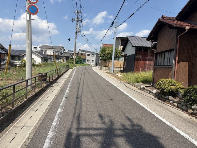 各務原市那加浜見町1丁目の前面道路含む現地写真