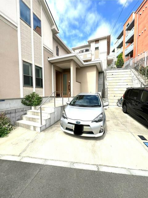 南生田戸建の駐車場