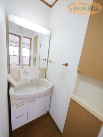 明石市二見町西二見　中古戸建の独立洗面台|リフォーム前写真
