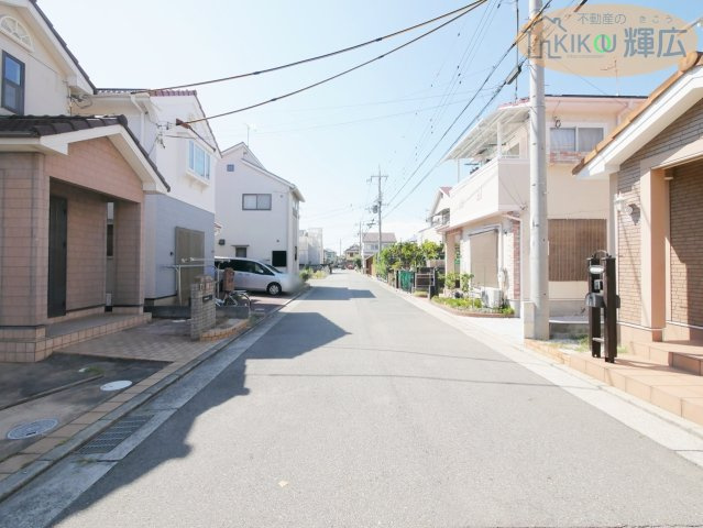 明石市二見町西二見　中古戸建の前面道路含む現地写真