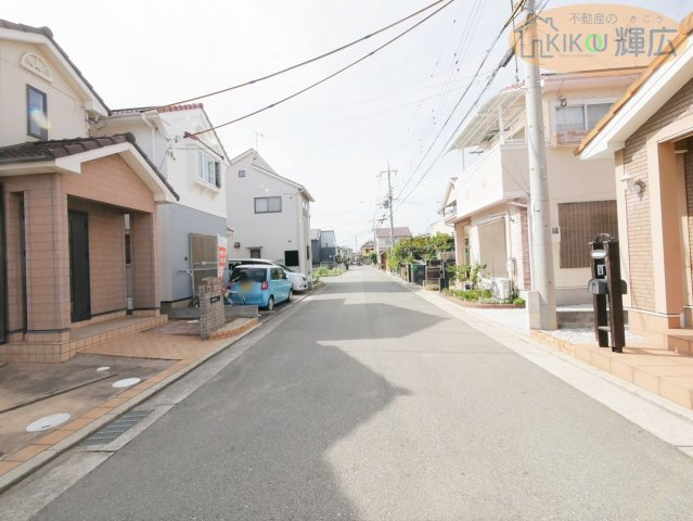 明石市二見町西二見　中古戸建の前面道路含む現地写真