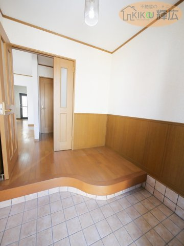 明石市二見町西二見　中古戸建の玄関|リフォーム前写真