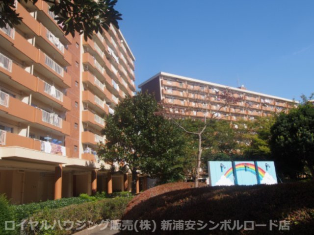 駅徒歩５分の立地。976世帯のビッグコミニティ。
