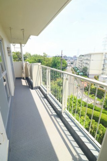 【バルコニー】 | 羽根沢第一住宅 | ワイドなバルコニーは開放感があり、たっぷりの洗濯物をゆったり干せる広さが魅力。爽やかな風を感じながら心地よい時間を過ごせます。日々の暮らしにゆとりをもたらします。