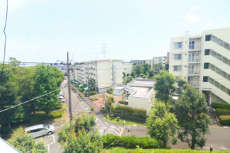 【展望】 | 羽根沢第一住宅 | 手入れの行き届いた植栽の緑が住まいに彩りを添え、バルコニーからは遠くまで見渡せる開放的な眺望と広い空が広がります。四季の移ろいを感じながら、心地よい暮らしを叶える魅力的な住環境です。