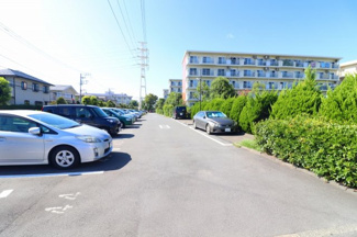 【駐車場】 | 羽根沢第一住宅 | 出入りのしやすい平面駐車場
