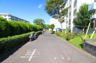 【外観】 | 羽根沢第一住宅 | 広々とした敷地～通路もゆったりとしています！