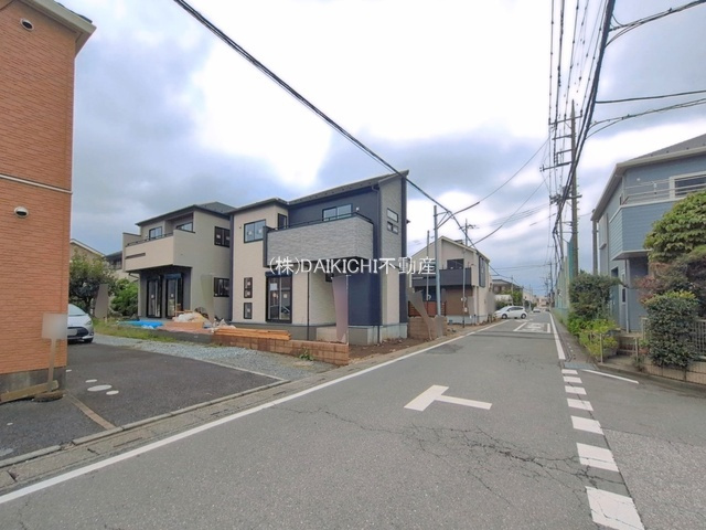 【前面道路含む現地写真】 | 坂戸市千代田2丁目5期　ブルーミングガーデン　新築戸建　全5棟　4号棟