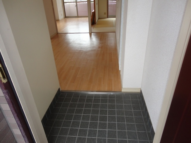 グランデール本多聞の玄関