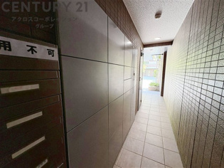 宅配ボックスは荷物の受け取りや配達が便利で安全です。不在時でも荷物が確保され、盗難や損傷のリスクが減少。受け取り時間の柔軟性が向上。外出先からでも荷物の受け取りや預けが可能となります。