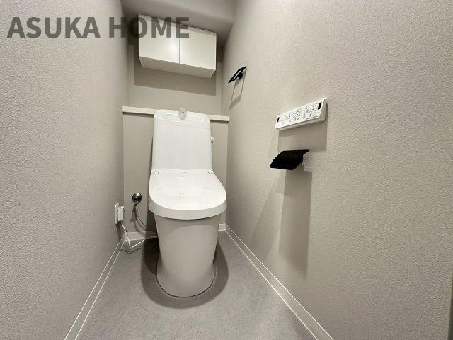 伊勢佐木町レインボーマンションのトイレ|新規交換済！温水洗浄便座のトイレ設備です。トイレ上部にはあると便利な吊戸棚を設置！