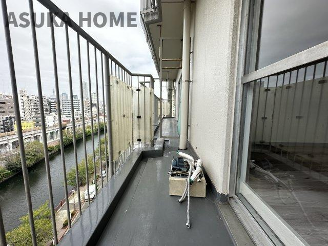 伊勢佐木町レインボーマンションのバルコニー|角部屋なので、採光や風通りも良く洗濯物の渇きも早そうですね。
