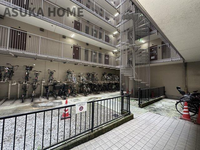 伊勢佐木町レインボーマンションの駐輪場|整理されたスタンド付きの使いやすい駐輪場です。
