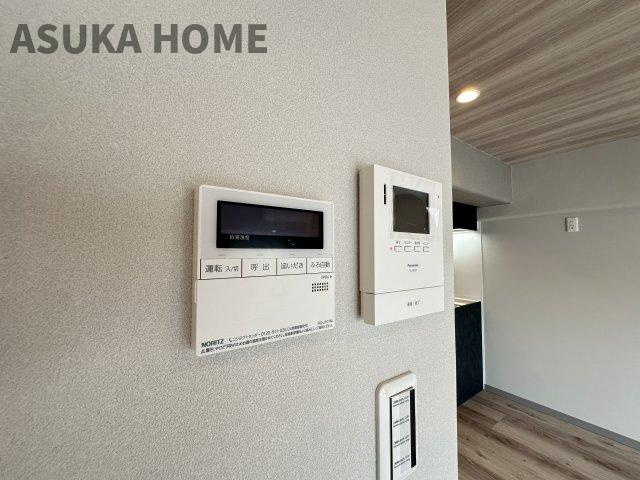 伊勢佐木町レインボーマンションのその他|キッチン横には、テレビモニター付きインターホンや片手間でお風呂の準備が楽々な給湯器などの設備も充実。