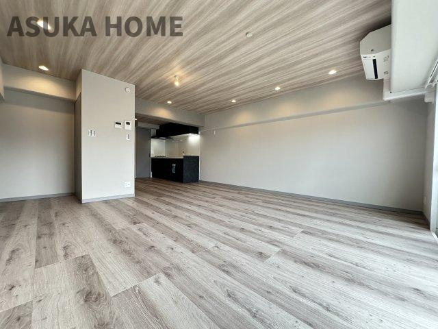 伊勢佐木町レインボーマンションの居間・リビング|エアコン付きのお部屋なのですぐに新生活が始められますね。