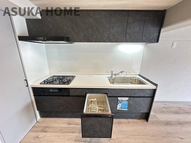 伊勢佐木町レインボーマンションのキッチン|広々とした作業台はお料理の手際が良くなり自分時間も確保できますね。食洗器付きで片付け効率◎