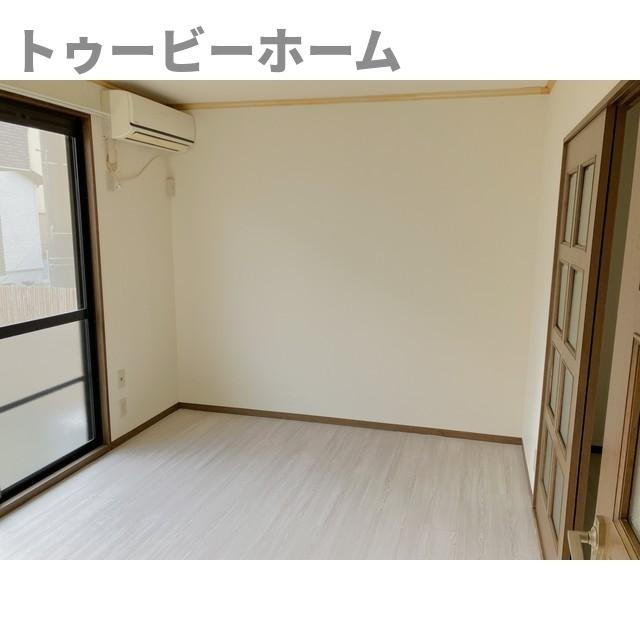 グランカーサA棟の居間・リビング|こちらのリビングで趣味の時間をお楽しみください