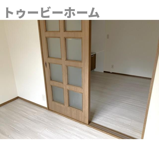 グランカーサA棟の居間・リビング|こちらのリビングで趣味の時間をお楽しみください