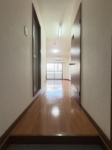アンプルール新屋敷の玄関