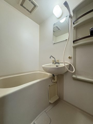 アンプルール新屋敷の浴室