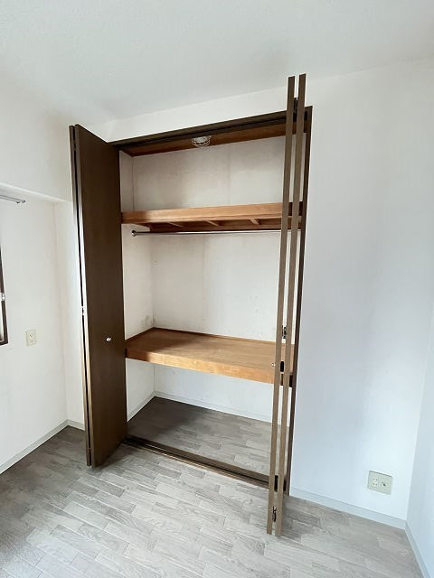 尼崎市三反田町２丁目の賃貸マンションの収納