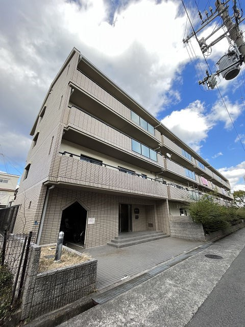 尼崎市三反田町２丁目の賃貸マンションの外観