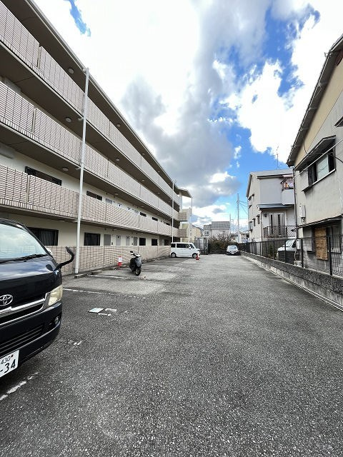 尼崎市三反田町２丁目の賃貸マンションの駐車場