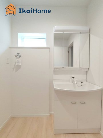 明石市大久保町江井島第4　1号棟　新築戸建の洗面所|◆同社施工例◆洗面台はお化粧をする時にも便利な３面鏡＆お掃除の際にも便利なハンドシャワータイプです。