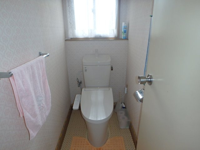 S1795H　白浜海望む中古住宅のトイレ|落ち着いた色調のトイレです