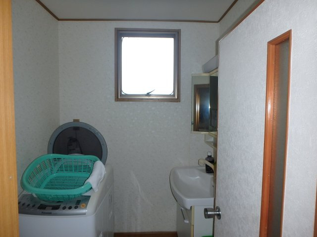 S1795H　白浜海望む中古住宅の洗面所|明るい洗面所です