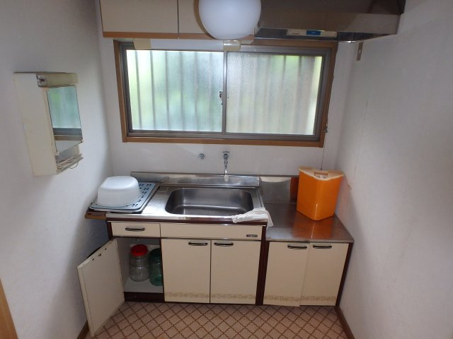 S1795H　白浜海望む中古住宅のキッチン|換気扇とガス栓があるのでキッチとして使えます