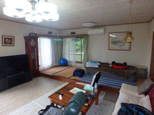 S1795H　白浜海望む中古住宅の居間・リビング|小上がりの5帖和室あり