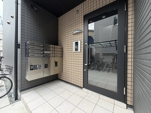 セレニティ照ヶ丘矢田B棟のエントランス