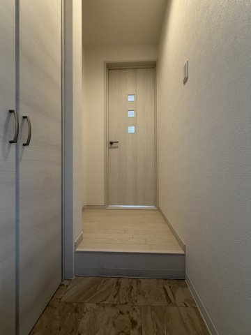 セレニティ照ヶ丘矢田B棟の玄関