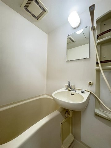 アンプルール新屋敷の浴室