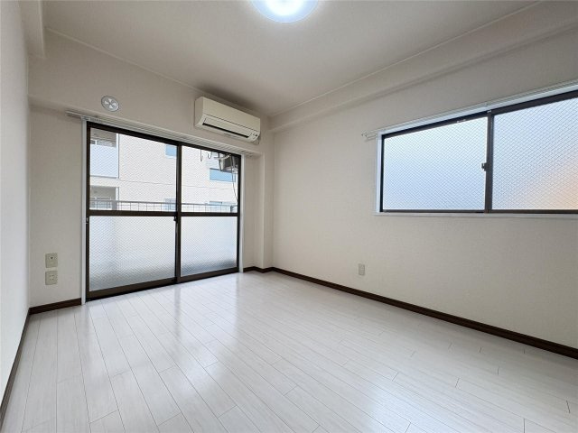 アンプルール新屋敷の居間・リビング