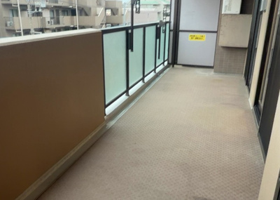 【バルコニー】 | ナイスパークステイツ相模大野 | 15.01平米の広さを誇る南東向きのワイドバルコニーです。陽当り・通風ともに良好で、洗濯物を一度にたくさん干すことができます。アルコーブも設置されており、プライバシー面にも配慮された設計となっています