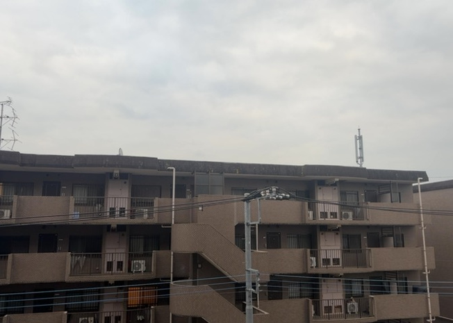 【展望】 | ナイスパークステイツ相模大野 | 9階建ての4階部分に位置する角部屋からの眺望です。南東向きで前面に遮る建物がなく、明るい光と心地よい風が室内に届きます。周辺環境とあわせて、ぜひ現地で実際のリビングからの景色をご確認ください。