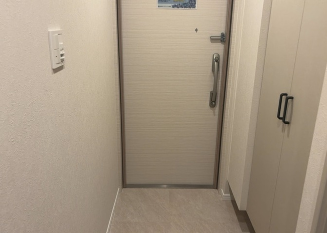 【玄関】 | ナイスパークステイツ相模大野 | 家の顔となる玄関には靴をたっぷり収納できるシューズボックスを完備しています。玄関前にはアルコーブが配置されており、共用廊下からの視線を遮りプライバシーを守ります。内装リフォーム完了予定です。