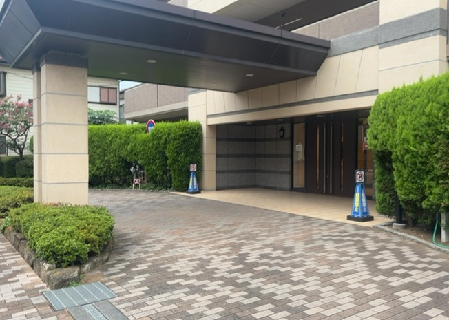 【エントランス】 | ナイスパークステイツ相模大野 | マンションのエントランスにはオートロック機能とTVモニタ付インターホンが設置されており、防犯面でも配慮されています。不在時のお荷物受取に重宝する宅配ボックスも備わっており、暮らしの利便性を高めます。