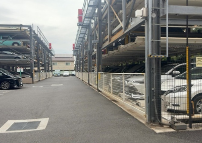 【駐車場】 | ナイスパークステイツ相模大野 | 敷地内には月額6000円でご利用いただける平面駐車場が空有となっております。お車の出し入れもしやすく便利です。空き状況や利用条件の詳細については、現地見学の際にあわせてスタッフまでお問合せください。