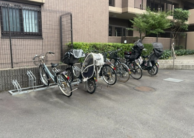 【駐輪場】 | ナイスパークステイツ相模大野 | マンション敷地内に駐輪場が用意されており、通勤や通学、近隣への買い物などに自転車をご利用される方に便利です。お買いものに便利なスーパーが徒歩10分圏内にあるため、自転車があるとさらに生活し易いです。