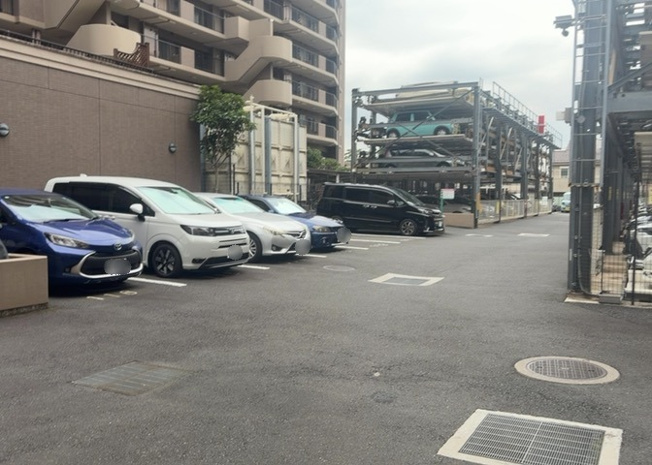 【駐車場】 | ナイスパークステイツ相模大野 | 平坦地に建つ敷地内駐車場は、車の移動や荷物の出し入れもスムーズに行えます。敷地内に駐車場があるため、雨の日のお出かけやお買い物の際も快適です。最新の空き状況はお気軽にお問い合わせくださいませ。