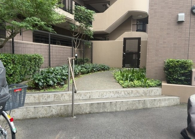 【中庭】 | ナイスパークステイツ相模大野 | 敷地内の中庭・共用スペースは整備が行き届いており、居住者様の憩いの場となっております。9階建てのSRC・RC造マンションとして安心感のある建物構造とあわせ、ゆとりある住環境が形成されています。