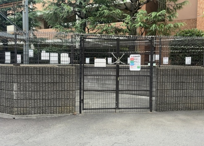 【設備】 | ナイスパークステイツ相模大野 | 敷地内にはバイク置場や自転車置き場などの共用設備が整っています。また、エントランスには宅配ボックスが設置されており、お出かけ中や荷物の受け取り時間を気にせず生活できる利便性の高さを備えています。