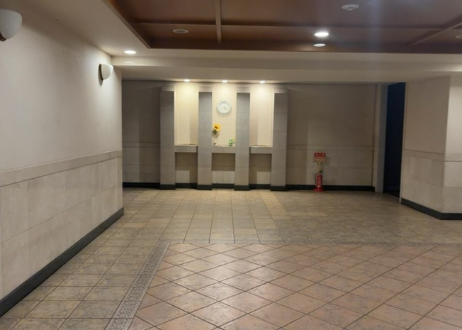 【ロビー】 | ナイスパークステイツ相模大野 | 居住者様やご来訪者様が利用できる落ち着いた共用ラウンジスペースです。維持管理が行き届いた綺麗な環境で、ちょっとした待ち合わせや歓談の場としても活用できます。現地にて共用部の雰囲気をご確認ください。