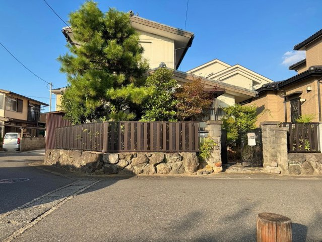 近江八幡市馬淵町　中古戸建ての外観|◆門まわりを近くから見た外観。
◆植栽や石積み、フェンスが住まいに落ち着いた表情を添えています。
◆玄関へのアプローチや外構の雰囲気をじっくり確認できる一枚です。